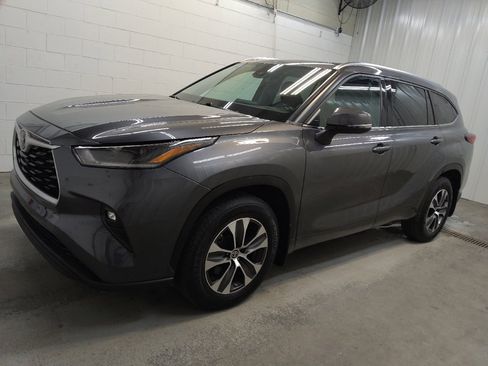 Used 2021 Toyota Highlander XLE AWD/4WD image 2