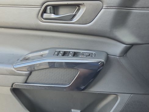Used 2025 Nissan Pathfinder SV FWD image 27