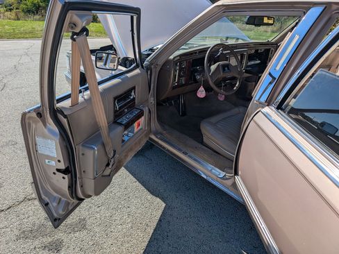 Used 1990 Cadillac Brougham image 66