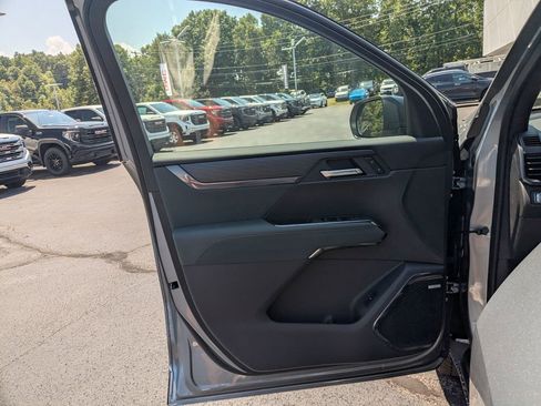 New 2026 GMC Acadia AT4 w/ LPO, Floor Liner Package AWD/4WD image 12