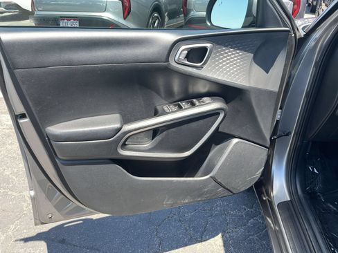 Used 2025 Kia Soul LX w/ LX Technology Package FWD image 22