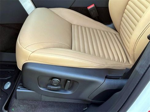 New 2025 Land Rover Discovery Dynamic SE image 17