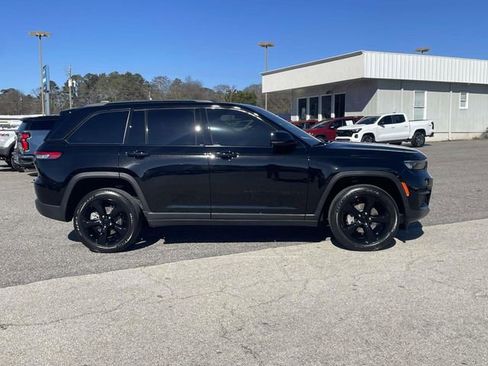 Used 2024 Jeep Grand Cherokee Altitude image 2