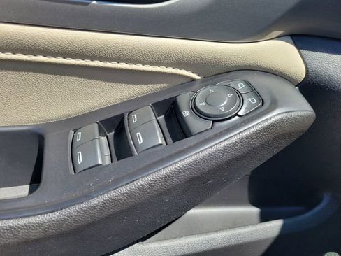 Used 2022 Chevrolet Traverse LS image 21