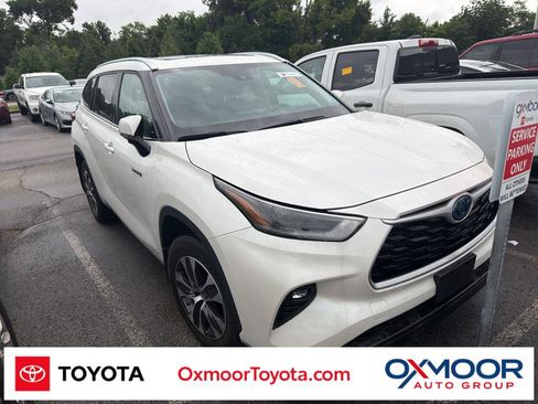 Used 2021 Toyota Highlander XLE AWD/4WD image 1