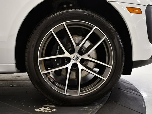 Certified 2025 Porsche Macan AWD/4WD image 19