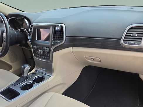 Used 2021 Jeep Grand Cherokee Laredo RWD image 16