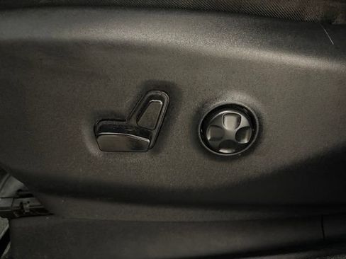 Used 2020 Chrysler Pacifica Touring-L FWD image 13