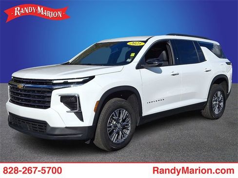 Used 2025 Chevrolet Traverse LT image 1