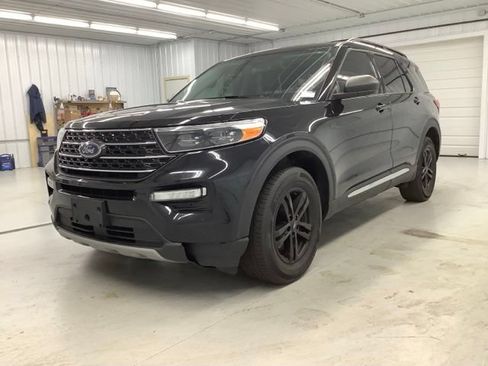 Used 2023 Ford Explorer XLT AWD/4WD image 3