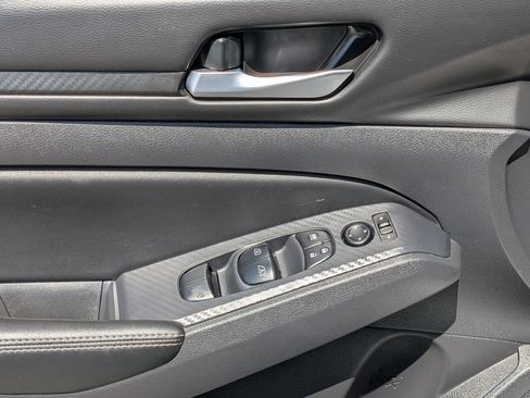 Used 2025 Nissan Altima 2.5 SV FWD image 13