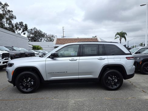 New 2026 Jeep Grand Cherokee Altitude RWD image 2