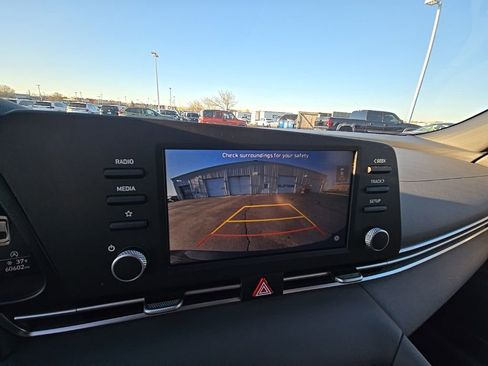 Used 2022 Hyundai Elantra SE image 18