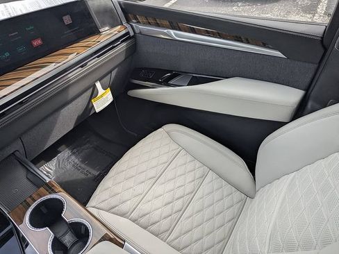 Used 2026 Cadillac Escalade Platinum Sport w/ LPO, ONYX Package AWD/4WD image 17