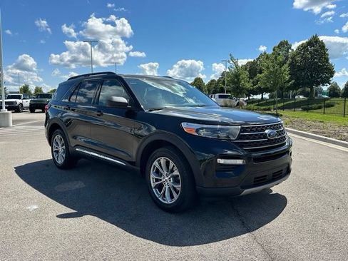 Certified 2023 Ford Explorer XLT w/ Equipment Group 202A AWD/4WD image 3