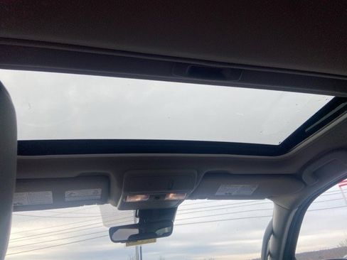 Used 2024 Nissan Frontier SL image 26