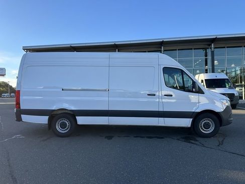 Used 2025 Mercedes-Benz Sprinter 2500 image 8