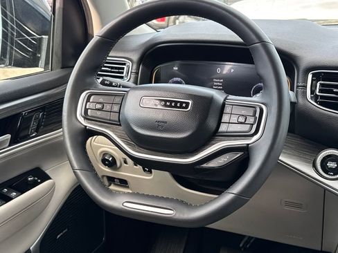Certified 2024 Jeep Wagoneer L Series II w/ Flexible Seating Group image 23
