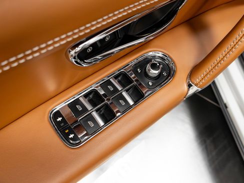 Used 2019 Bentley Bentayga image 48