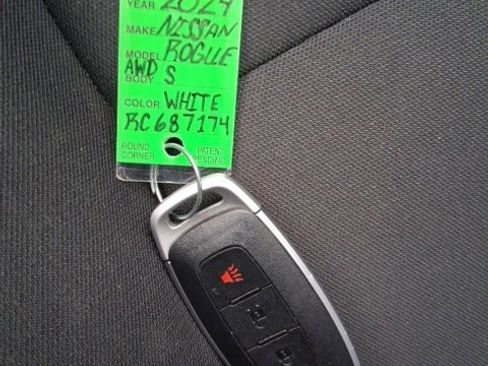 Used 2024 Nissan Rogue S image 24