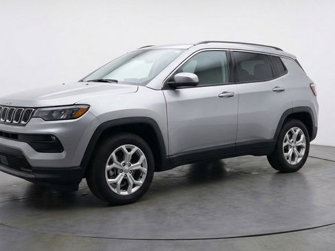 Used 2025 Jeep Compass Latitude AWD/4WD image 3