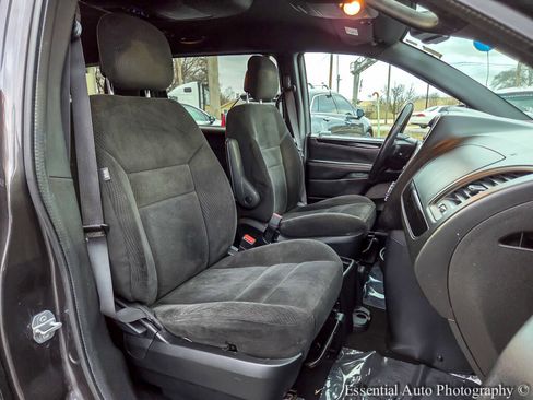 Used 2017 Dodge Grand Caravan SE image 31