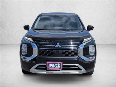 Used 2024 Mitsubishi Outlander SE image 2