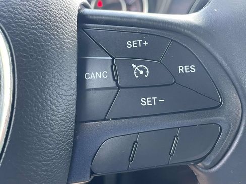 Used 2015 Dodge Challenger SXT RWD image 18