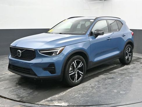 Used 2024 Volvo XC40 B5 Core image 5