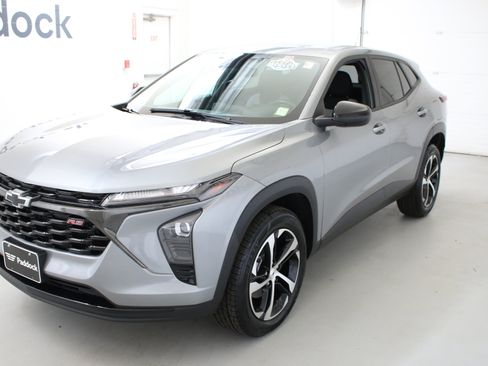 Used 2024 Chevrolet Trax RS FWD image 3