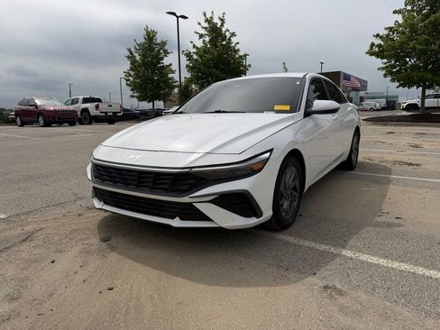 Used 2024 Hyundai Elantra SEL FWD image 1