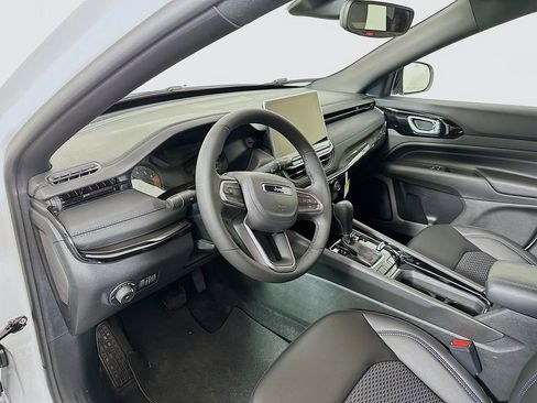 New 2026 Jeep Compass Latitude image 9