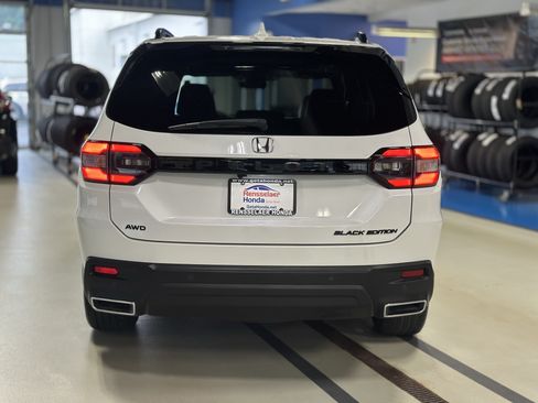 Used 2025 Honda Pilot Black Edition image 6