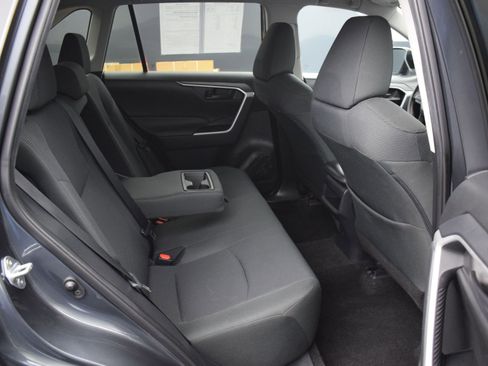 Used 2021 Toyota RAV4 LE image 11