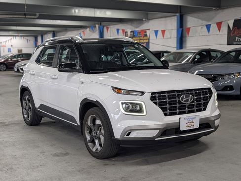 Used 2022 Hyundai Venue Limited image 1