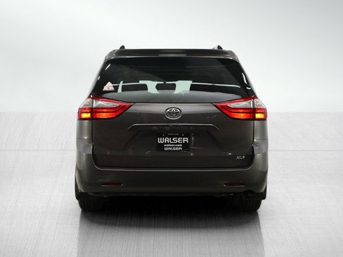 Used 2015 Toyota Sienna XLE image 4