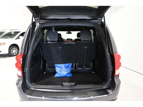 Used 2019 Dodge Grand Caravan SXT w/ Blacktop Package FWD image 25