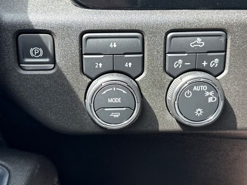 Used 2024 Chevrolet Silverado 2500 LT AWD/4WD image 32