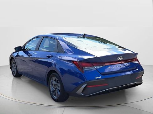 Used 2024 Hyundai Elantra SE FWD image 6