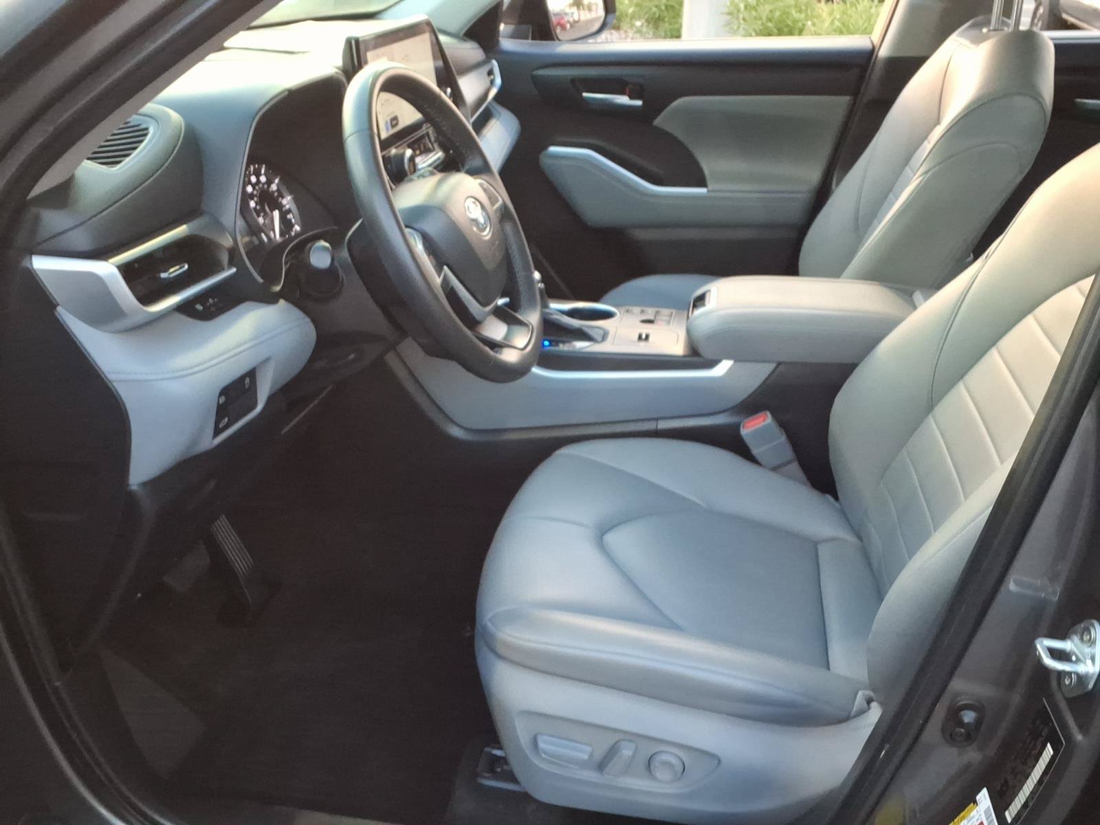 Used 2023 Toyota Highlander XLE FWD image 15