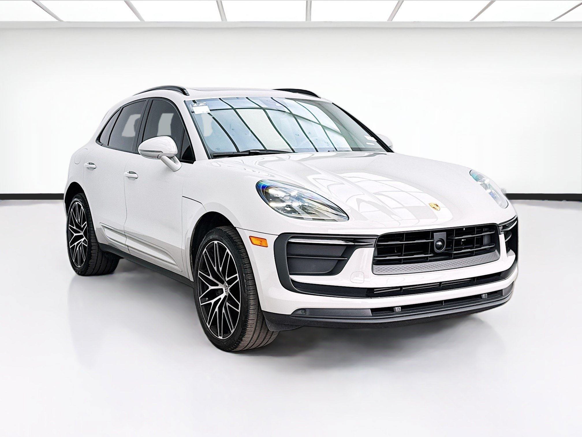 Used 2023 Porsche Macan AWD/4WD image 3