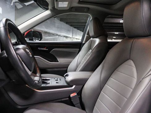 Used 2023 Toyota Highlander XLE FWD image 19