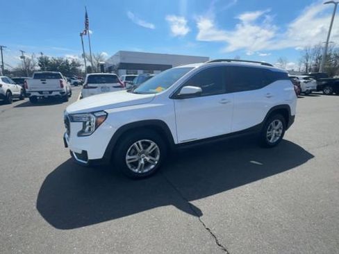 Used 2023 GMC Terrain SLE w/ Driver Convenience Package image 4