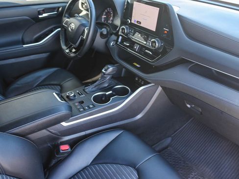 Certified 2023 Toyota Highlander XSE image 17