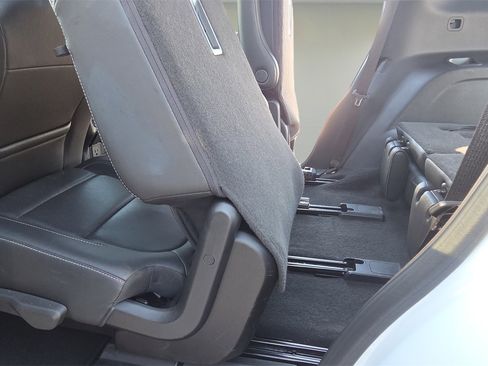 Used 2023 GMC Acadia SLT image 17