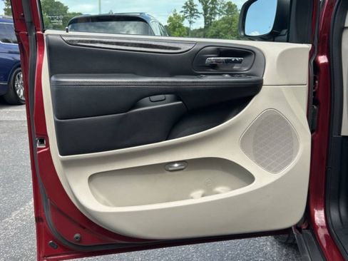 Used 2015 Dodge Grand Caravan American Value Package w/ UConnect Hands-Free Group FWD image 8