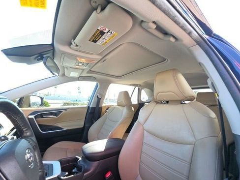 Used 2021 Toyota RAV4 XLE Premium image 13