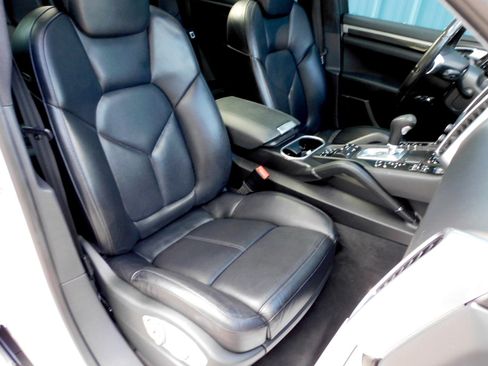 Used 2014 Porsche Cayenne GTS image 19