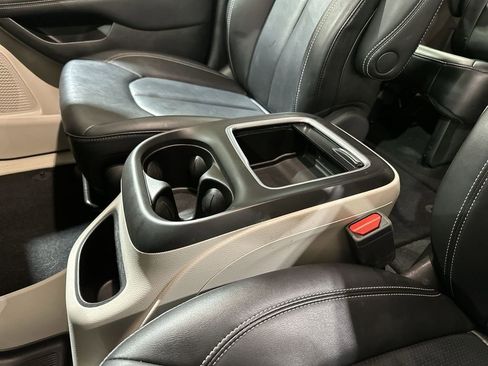 Used 2024 Chrysler Pacifica Touring-L image 21