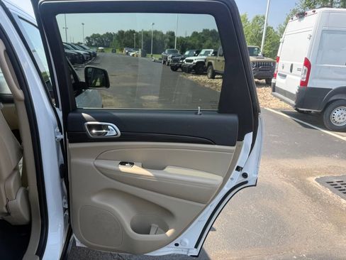 Certified 2022 Jeep Grand Cherokee Laredo E AWD/4WD image 44